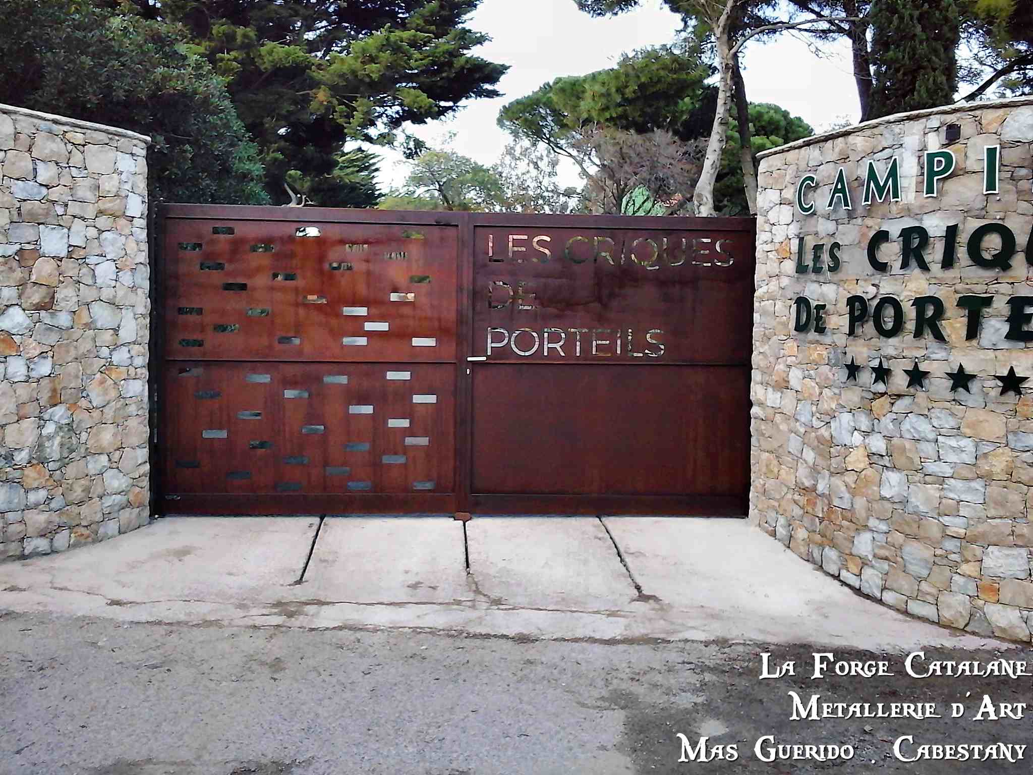 portail decoupe laser logo entreprise criques porteils collioure forge catalane 2.jpg